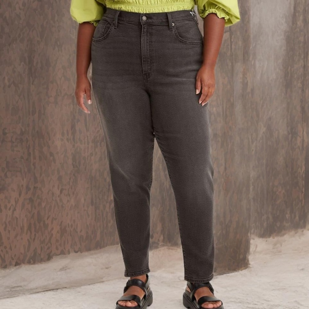 Levis High Rise 30W Mom Jean in Washed Black